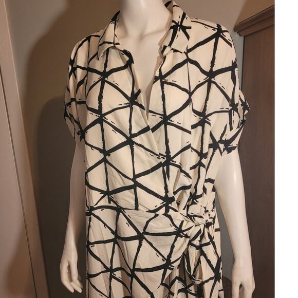 Chic Black and White Geometric Midi Dress - Picture 3 of 12